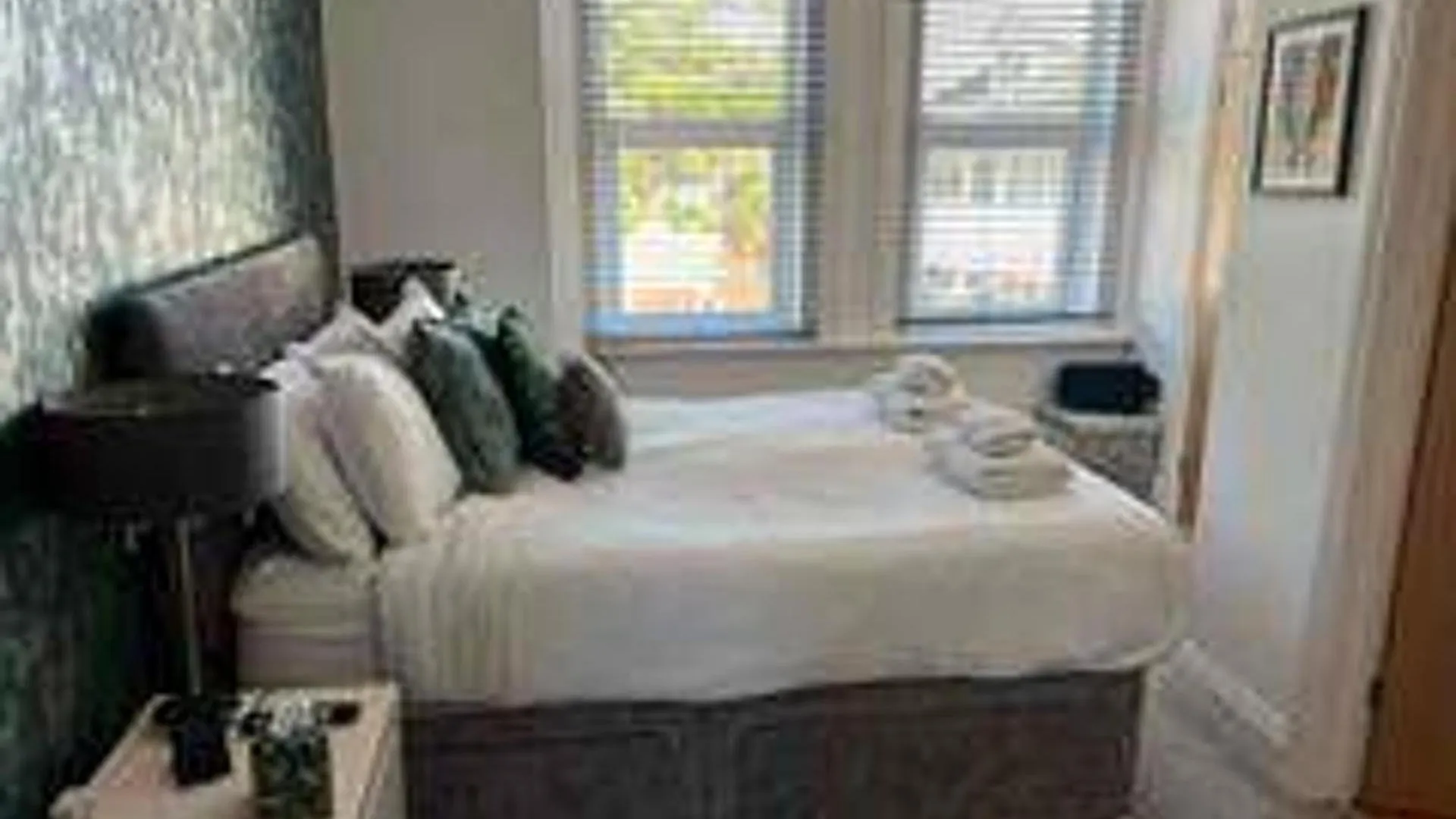 Apartmentsleeps6-Balcony-Freep-Whiterabbitretreat Bournemouth Apartment