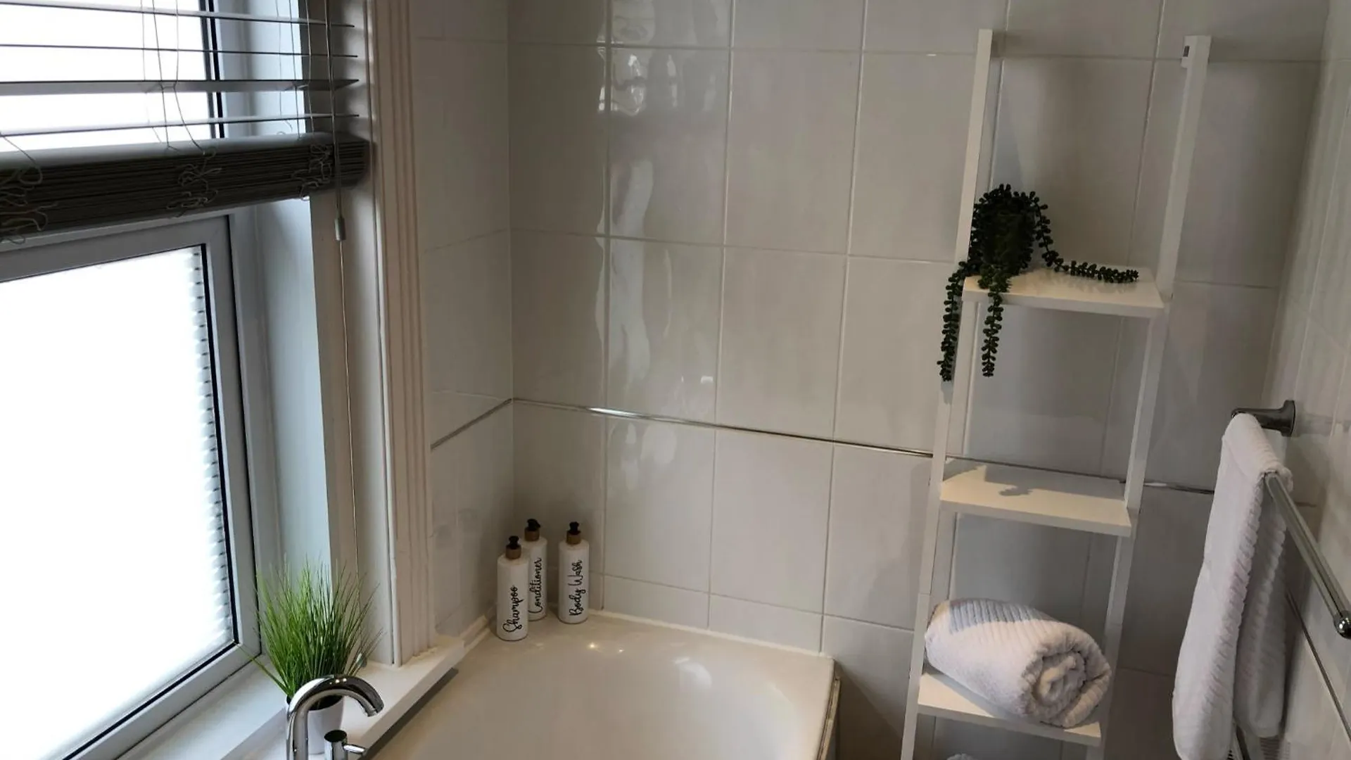 Apartmentsleeps6-Balcony-Freep-Whiterabbitretreat Bournemouth