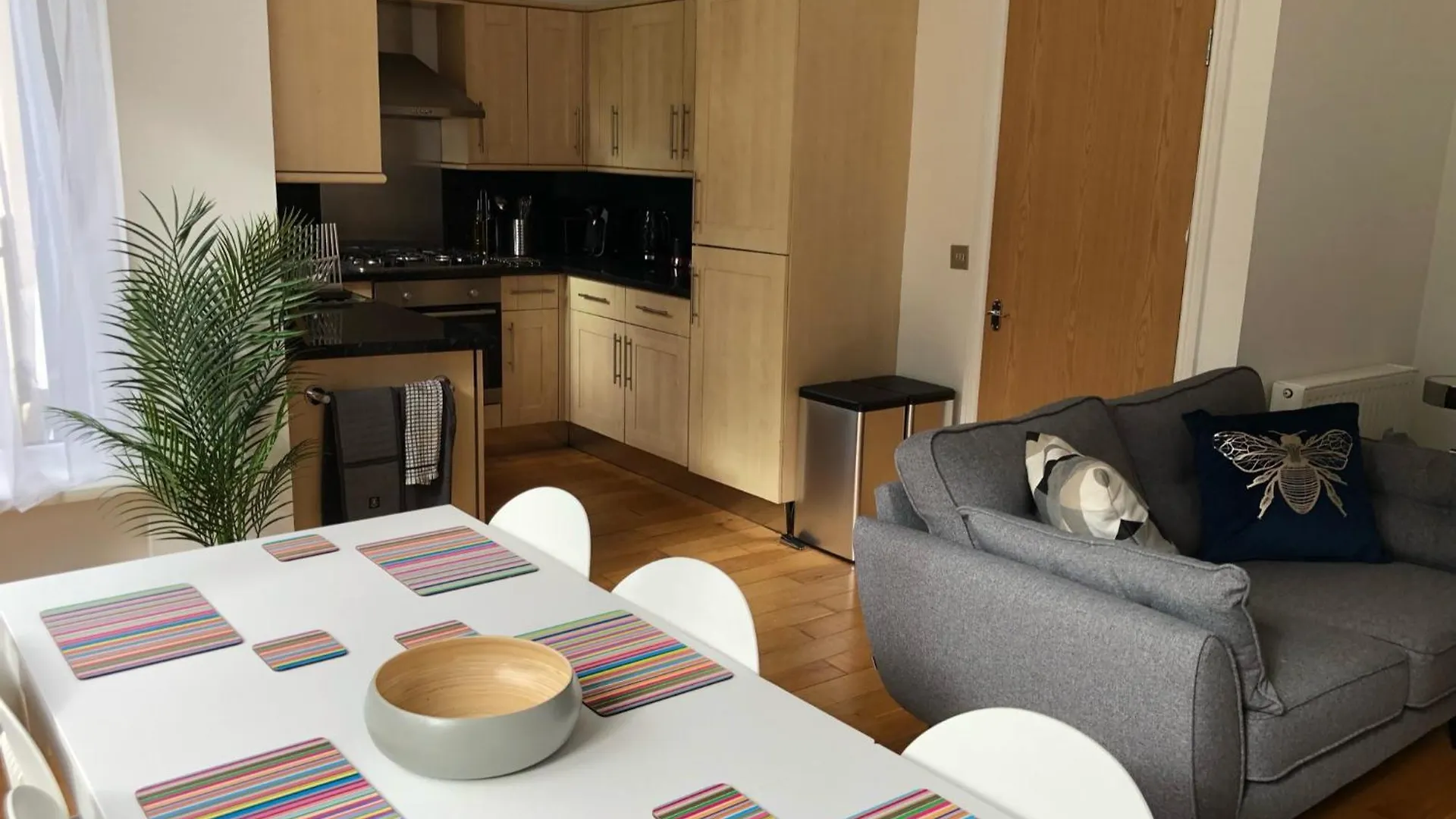 Apartmentsleeps6-Balcony-Freep-Whiterabbitretreat Bournemouth Apartment