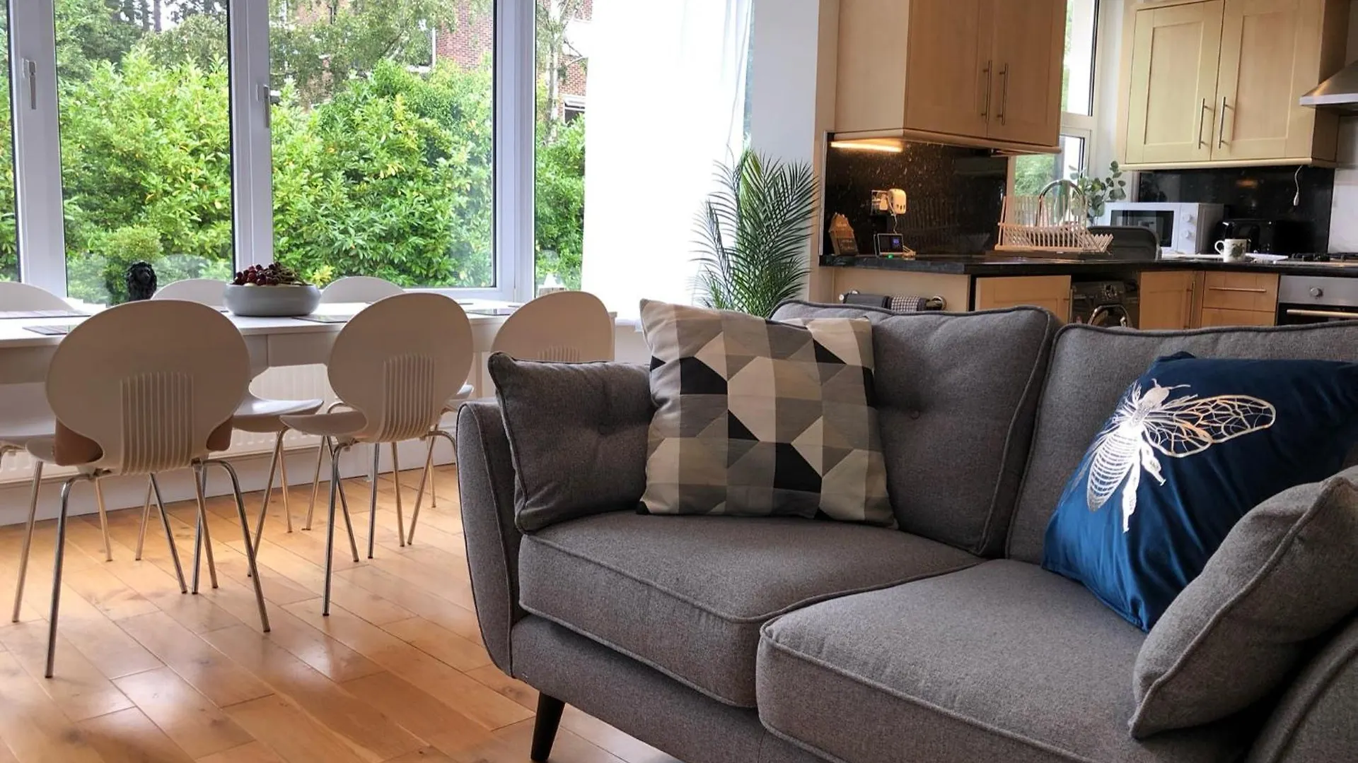 Apartmentsleeps6-Balcony-Freep-Whiterabbitretreat Bournemouth